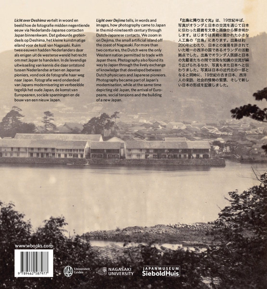 Boek met historische foto's van de Japanse kust en Nederlandse contacten in Dejima, met water en gebouwen.