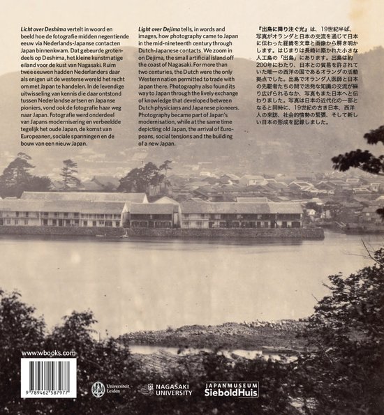 Boek met historische foto's van de Japanse kust en Nederlandse contacten in Dejima, met water en gebouwen.