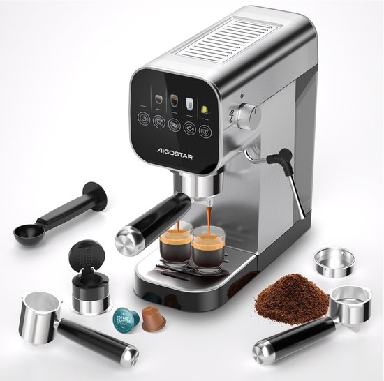 Zilverkleurige Aigostar espressomachine met digitaal display, die twee kopjes espresso schenkt, omringd door accessoires zoals capsules en koffiepoeder.