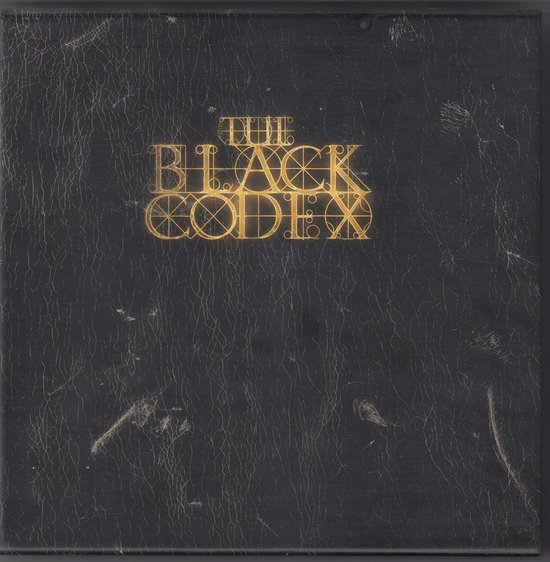 Zwarte, leren kaft met de gouden tekst 'THE BLACK CODEX' in sierlijke letters.