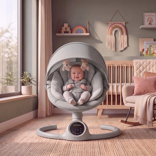 Grijze babyschommel met een baby erin, met schattige knuffels aan de kap.