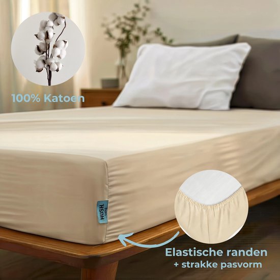 Crème hoeslaken van 100% katoen met elastische randen voor een strakke pasvorm.