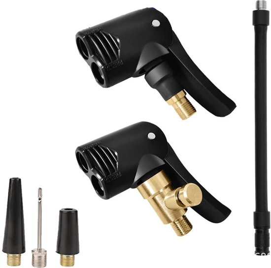 Twee zwarte ventieladapters met messing onderdelen, een luchtslang en diverse opzetstukken.