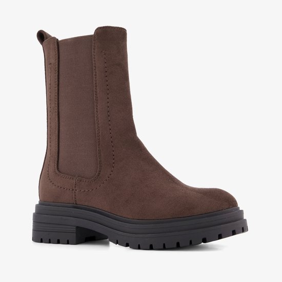 Donkerbruine suède Chelsea boot met een elastisch zijpaneel, een treklipje aan de achterkant en een grove zool.