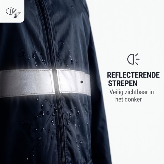 Donkerblauw regenpak met reflecterende streep op de borst. Waterdruppels zichtbaar op de stof.