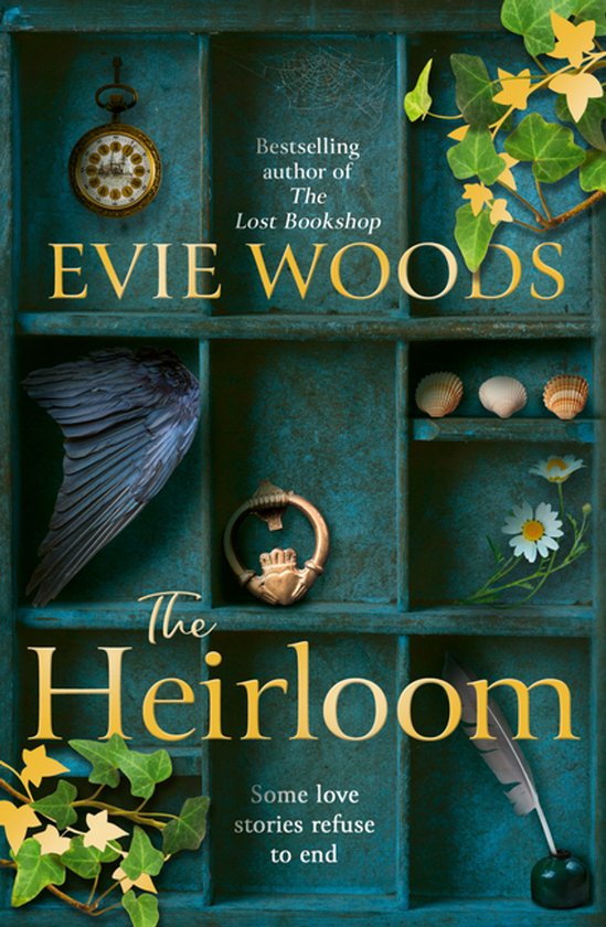 Boekomslag van 'The Heirloom' door Evie Woods, met een vogelvleugel, schelpen, een klok, een deurbel en een veer.