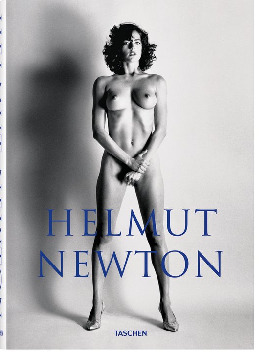Zwart-wit portret van een vrouw met krullend haar, staand in hakken, met de tekst "HELMUT NEWTON" en "TASCHEN".