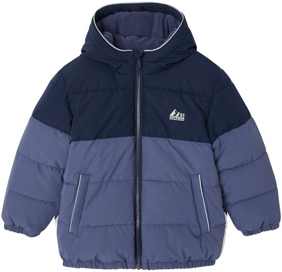 Gewatteerde jas in kleurvlakken navy en blauw, met capuchon, rits en reflecterende accenten.