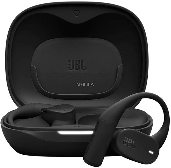 Écouteurs JBL noirs dans leur étui de chargement ouvert avec logo JBL. Un écouteur hors de l'étui avec crochet de sport.