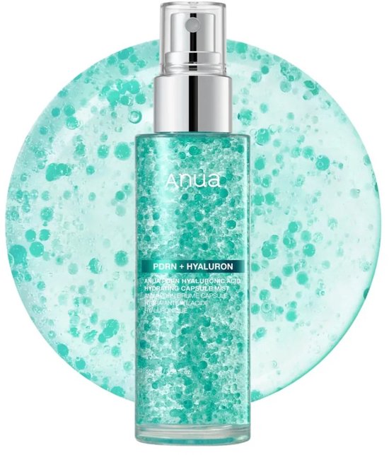 Anua PDRN Hyaluronic Acid Hydrating Capsule Mist, een turquoise flesje met zilveren sproeidop, in een ronde turquoise achtergrond met bubbels.
