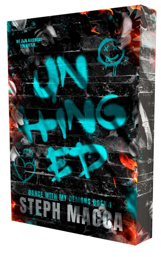Boekomslag met graffiti in turquoise en blauw op een bakstenen muur. Tekst: "UNHINGED", "DANCE WITH MY DEMONS BOEK 1", "STEPH MACCA". Vlammen aan de onderkant.