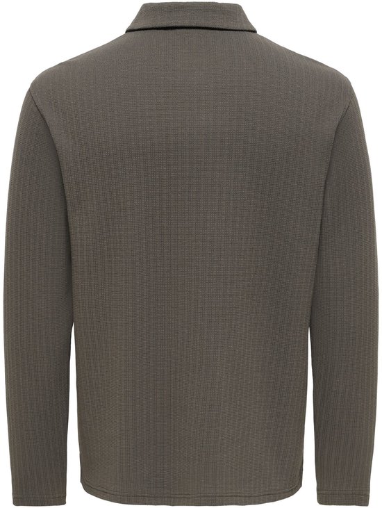 Achterkant van een grijs poloshirt met lange mouwen.