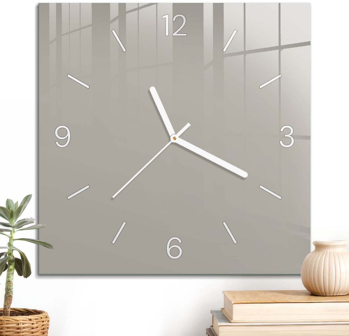 ArtPrintCave Beige Glazen Klok - 30x30 cm - Wandklok Vierkant - Warmgrijs Stille Wandklok - Abstractie Wandklok Keuken - Witte Klokwijzers