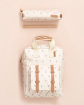 Wit etui met bruine bessenprint en bruine lederen details, met een crème kleurige potloodhouder.