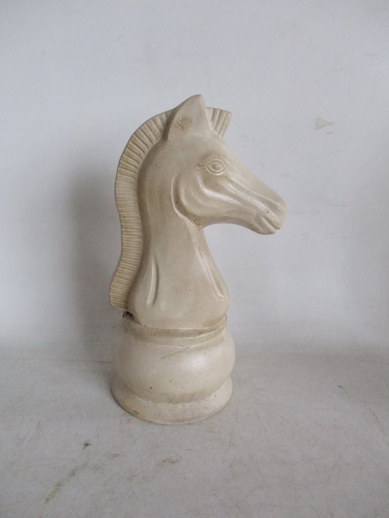 Crèmekleurig decoratief schaakstuk in de vorm van een paard met gedetailleerde manen.