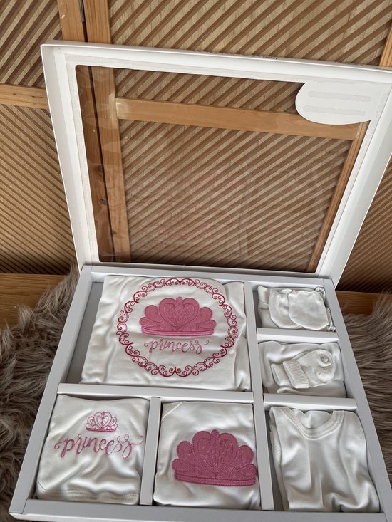 10 delige new born set met deken - luxe geschenkdoos - babyshower - kraam cadeau - new born girl - wit roze - princess- prinsessen motief - 100 % katoen - anti allergisch - natural -0 tem 4 maanden — afbeelding 3