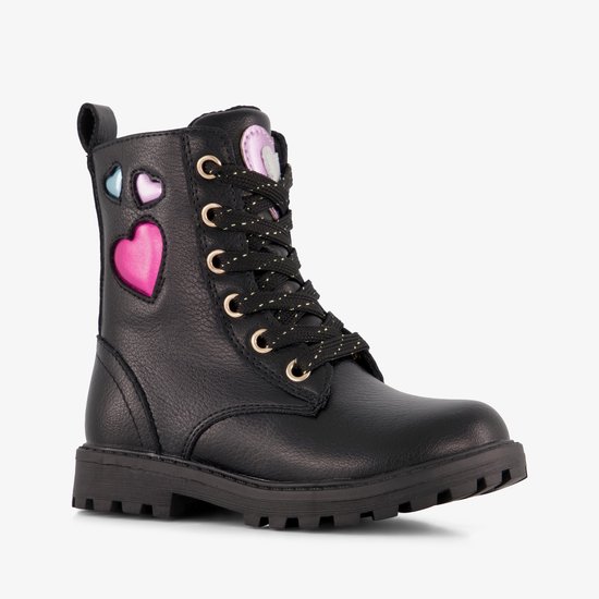 Zwarte veterboot met roze, blauwe en paarse hartjes op de zijkant en een grove profielzool.