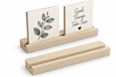Beige tegelhouder met twee tegels: een met groene bladeren, de ander met 'Good Things Take Time' en een hartje.