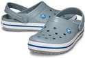 Grijze Crocs met witte en blauwe strepen. Draagband aan de achterkant.