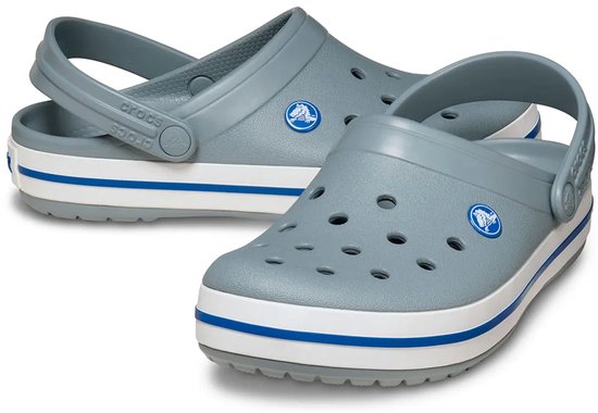 Grijze Crocs met witte en blauwe strepen. Draagband aan de achterkant.