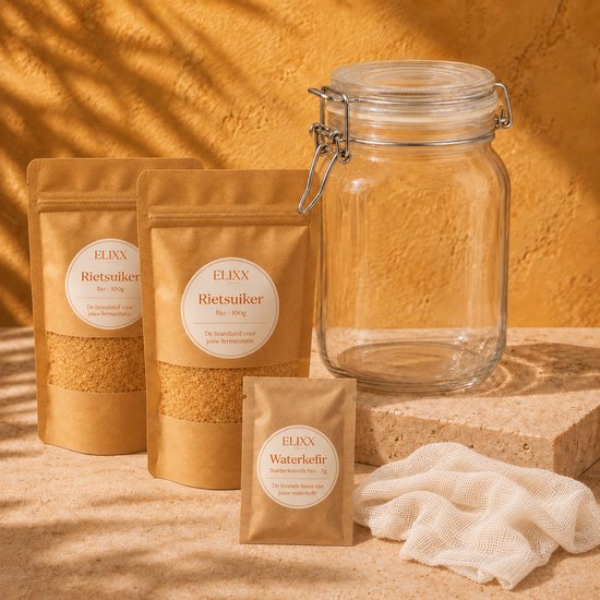 Een starterset voor waterkefir met twee zakjes Elixx Rietsuiker, een zakje Elixx Waterkefir starterkorrels en een glazen pot met klemdeksel.