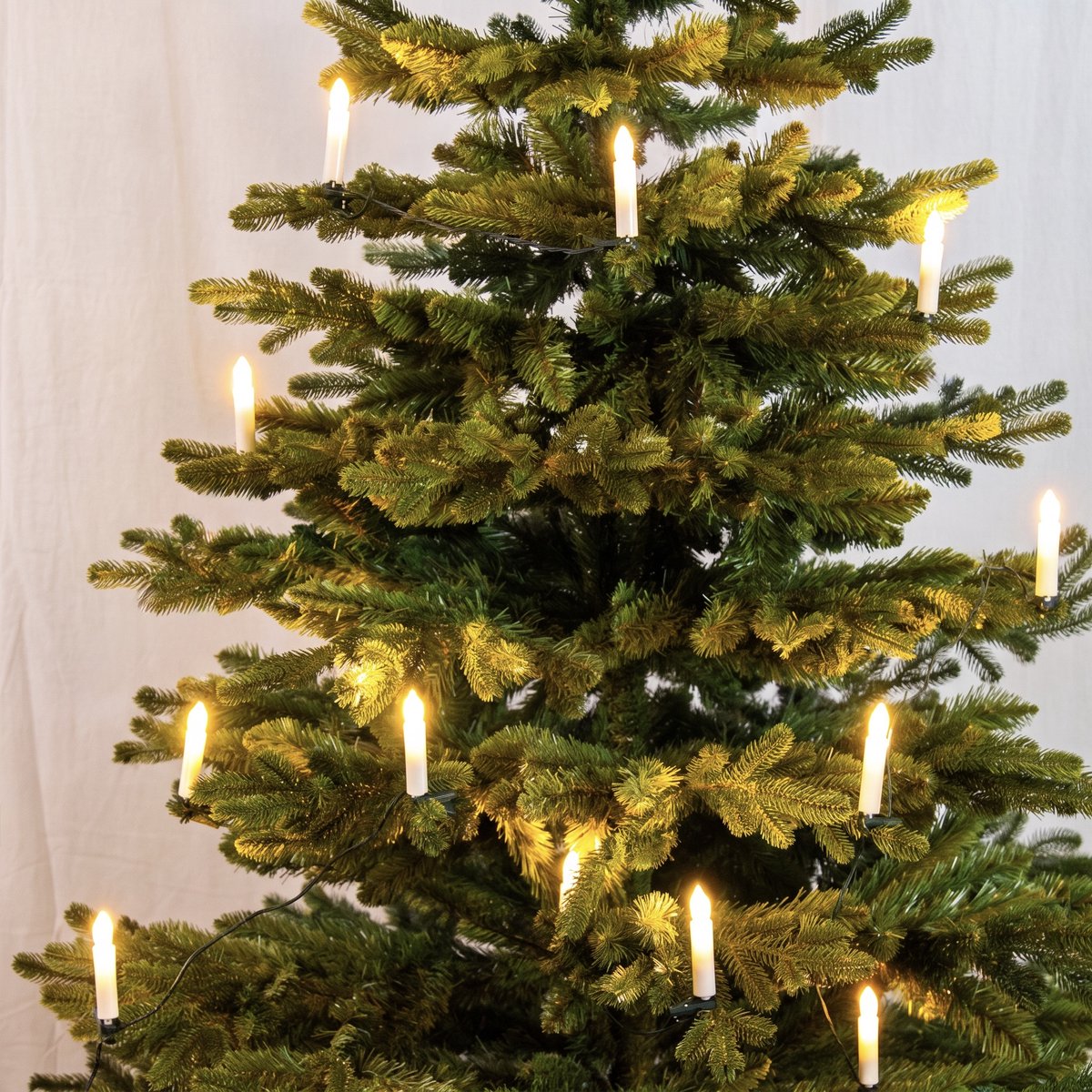 Levensechte Nordmann Kerstboom 180cm (zeer luxe en vol: 1.915 takjes, incl. 990 realistische takjes) - incl. 20 LED Kaars lampjes - 3 jaar Garantie - Unieke Natuurlijke Structuur - Zeer makkelijk op te zetten - Nederlands Design van Christmas1967 – foto 8