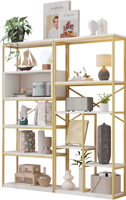 Gouden boekenkast met witte planken, gedecoreerd met planten, boeken en decoraties.