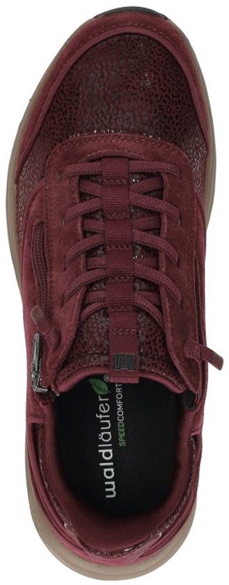 Bordeauxrode sneaker met luipaardprint, rits en "Speedcomfort" op de binnenzool.