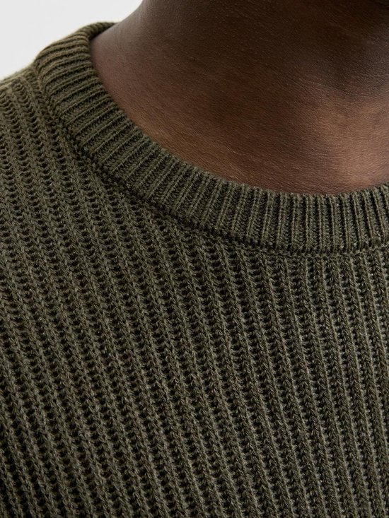 Dichtbij detail van een donkergroene gebreide trui met ronde hals, fijne ribbelstructuur.
