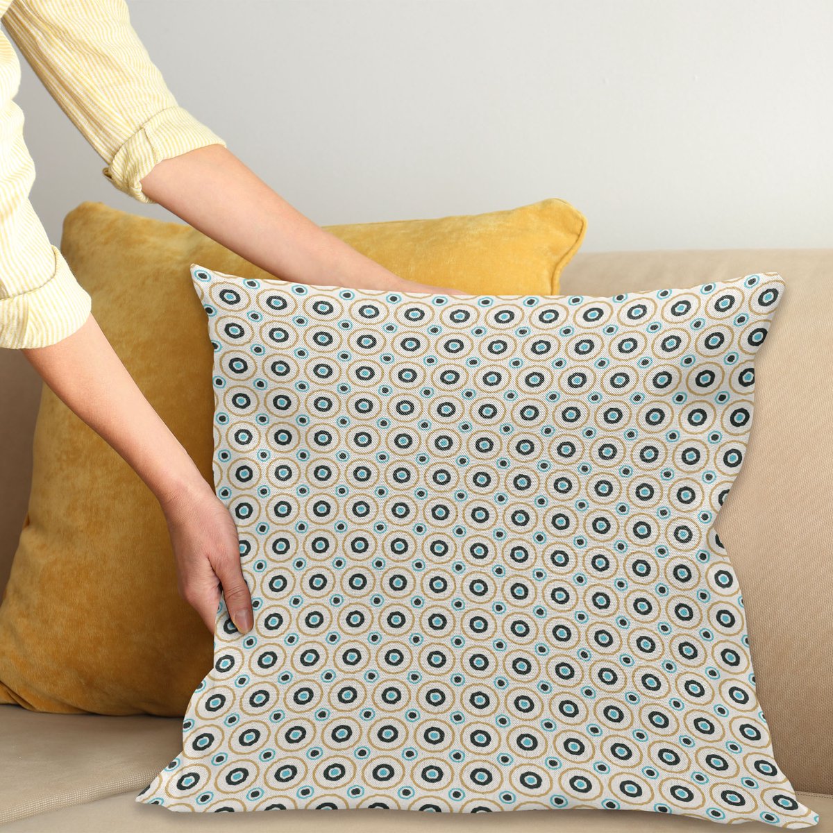 ABAKUHAUS Retro Sierkussenhoes, Cirkels en Stippen Spots in Different Sizes Symmetrical Pop Kunst Geïnspireerd, Decoratieve Vierkante Sierkussenhoes, 70 x 70 cm, Lucht Blauw Zwart Amber