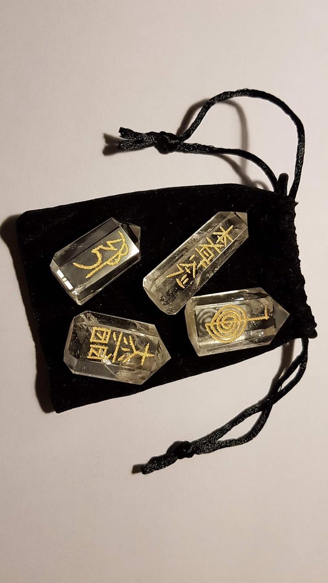 4 bergkristallen breukpunten met ingegraveerde Reiki-letters en zakjes