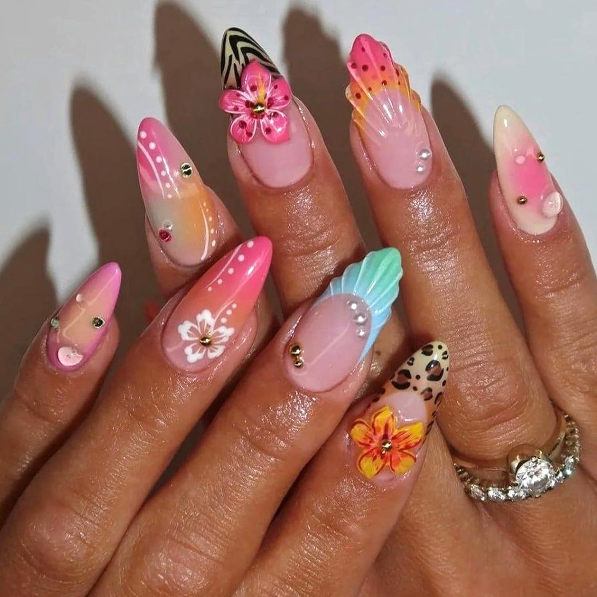 24 stuks amandel kunstnagels, medium, 3D handgemaakte Franse kunstnagels, zachte gel Press-on nagels met bloemen strass ontwerp, zomer strand glanzend elegant volledige dekking stick on nagels voor