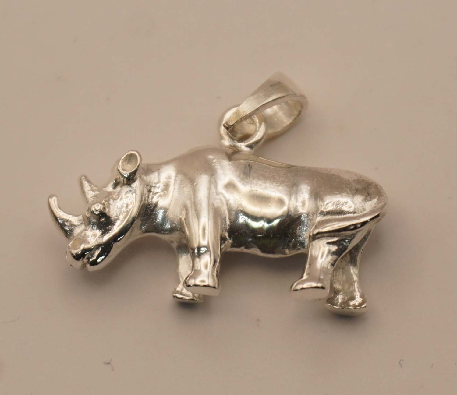 Sterling zilveren hanger neushoorn - zilveren hanger van wilde dieren - neushoorn hanger gemaakt van 925 zilver - zilveren hals hanger van een dier voor aan ketting