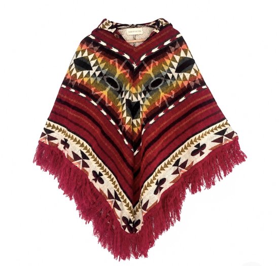 Rode poncho met etnisch patroon van NayaNayon, afgewerkt met franjes en geometrische motieven in beige en zwart.