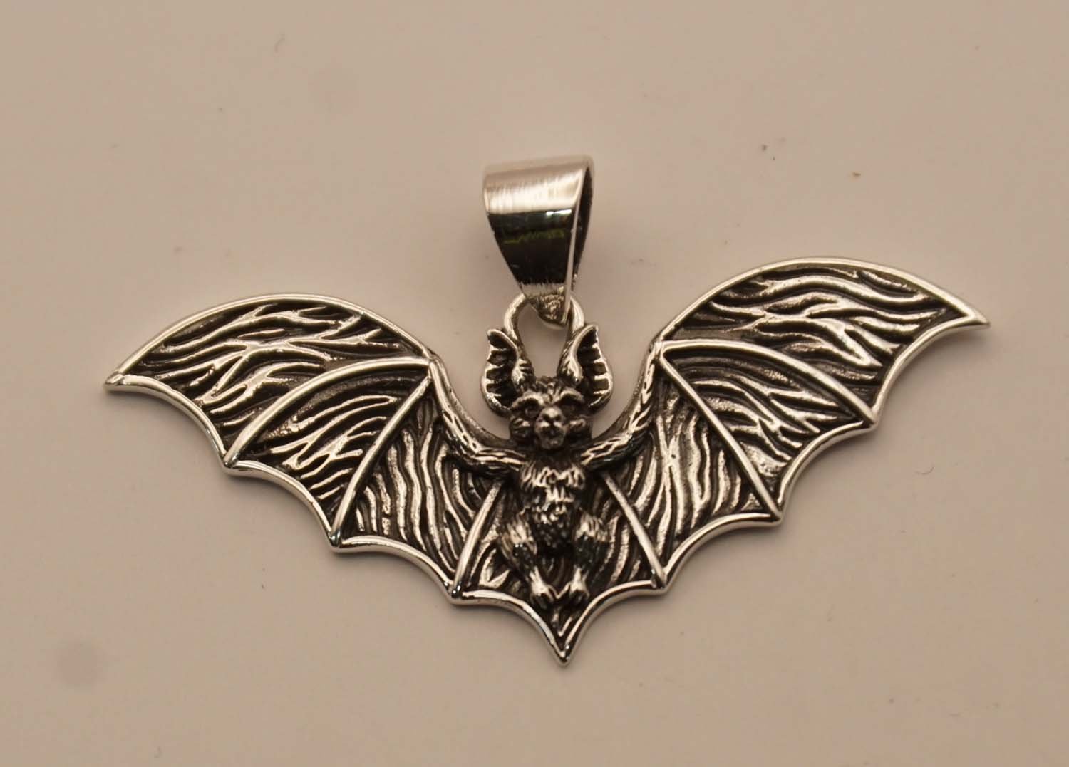 Sterling zilveren hanger vleermuis - stoere vleermuizen hanger gemaakt van 925 zilver - silver bat pendant for collier - vleermuis hangertje - bedel van vleermuis voor ketting