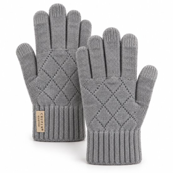 Grijze gebreide handschoenen met ruitpatroon, geribde boorden en een label met de tekst 'CHUPIN GLOVES'.