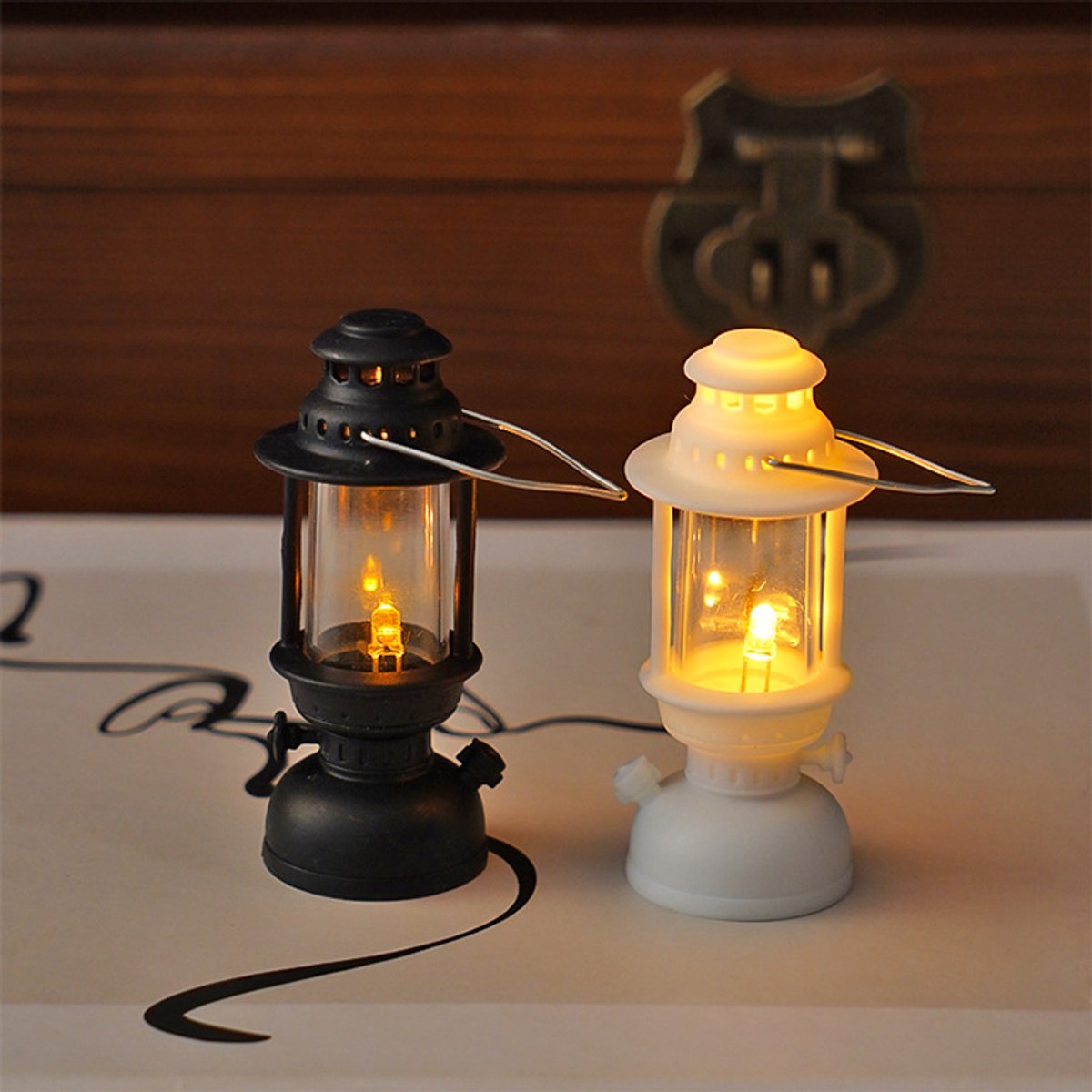 Vintage LED Olielamp – 2 Stuks – Mini Nachtlampjes en Elektronische Kaarsen – Voor Miniatuurdecoratie – Wit en Zwart