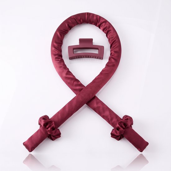 Bordeauxrode satijnen heatless curler met scrunchies en haarclip op een witte achtergrond.