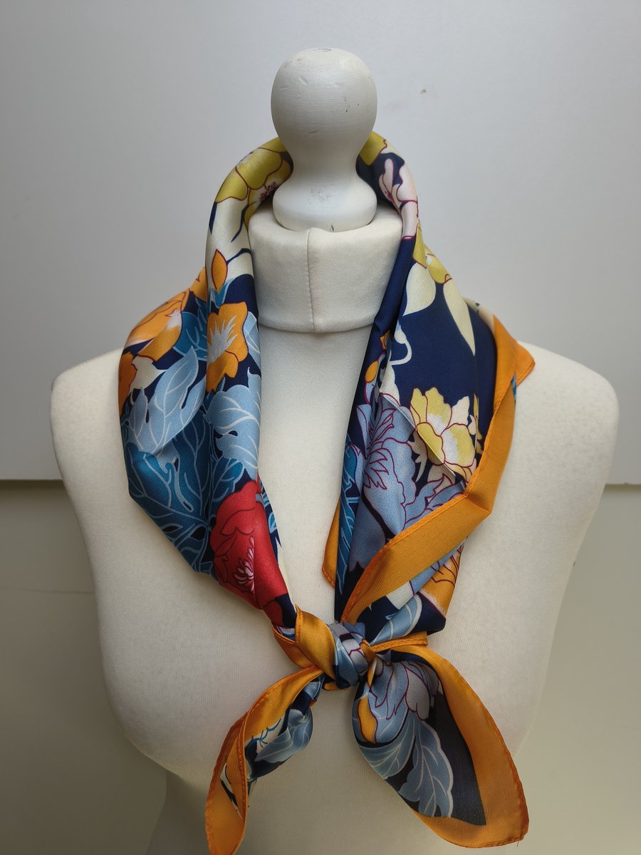 Vierkante dames neksjaal Ank-gebloemd motief-oranje blauw rood wit geel petrol-sjaal-halssjaal-70x70
