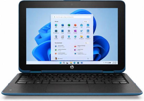 Blauwe HP ProBook laptop met opengeklapt scherm dat Windows 11 toont, met een zoekbalk bovenaan.