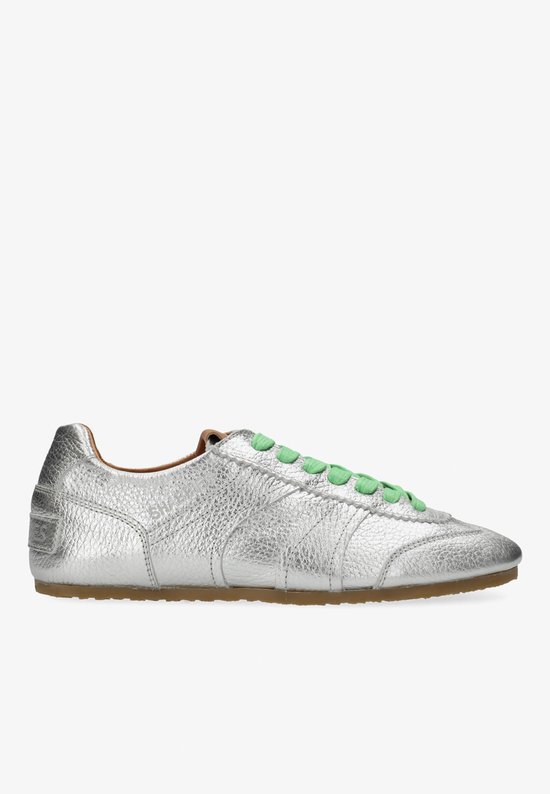 Zilveren Shabbies Amsterdam sneaker met structuur, felgroene veters en bruine zool, zijaanzicht.