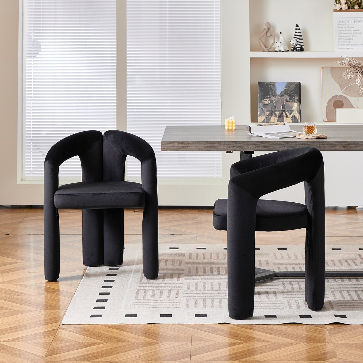 COVREO Eetkamerstoel met armleuningen – Comfortabele kuipstoel van velvet – Zitmeubel voor eetkamer en kantoor – Set van 2 – Zwart