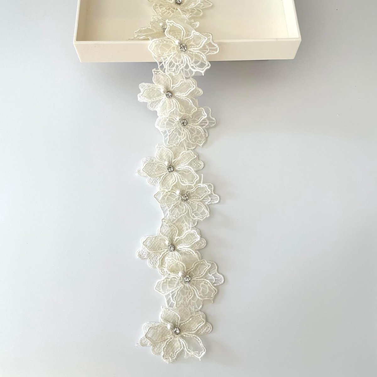 3D Bloemen Kant Trim met Parels en Borduursels - DIY Naaibenodigdheden voor Kostuums en Hoeddecoratie - Geel 2 Yards