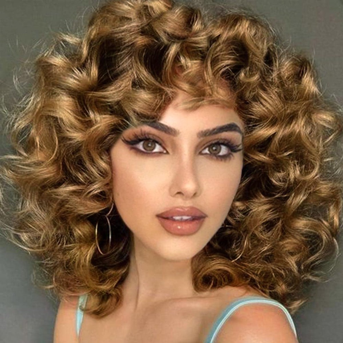 Korte Afro Dames Perook - Bruin Krullend - Hittebestendig Synthetisch - Perfect voor Feestjes - ShopVlot