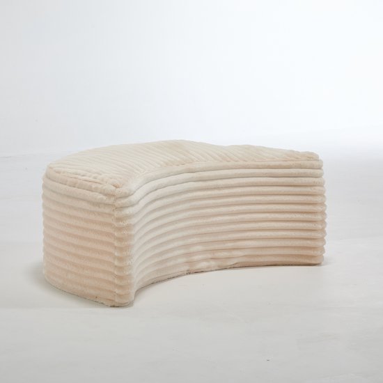 Beige fluwelen voetenbank met ribbelstructuur, in een studio.