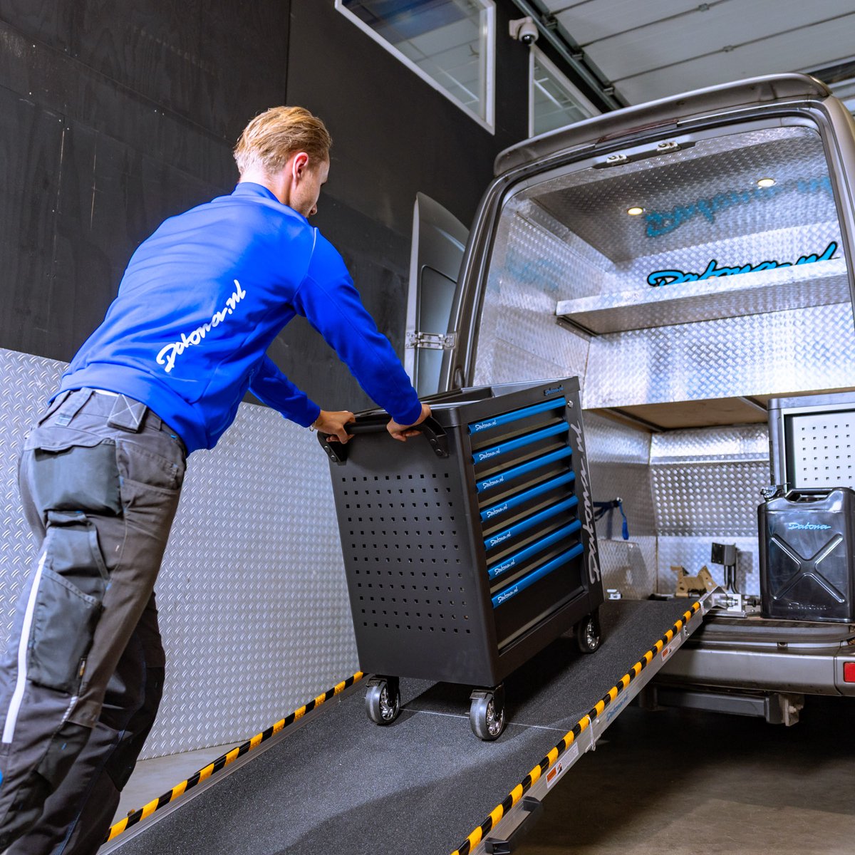 Datona® - Opvouwbare Oprijplaat Voor Vaste Montage - Draaibaar En Inklapbaar - 200 cm - Opklapbare Oprijplaat - Aluminium | Max. Draagvermogen 400 kg | 240 x 82 x 7 cm