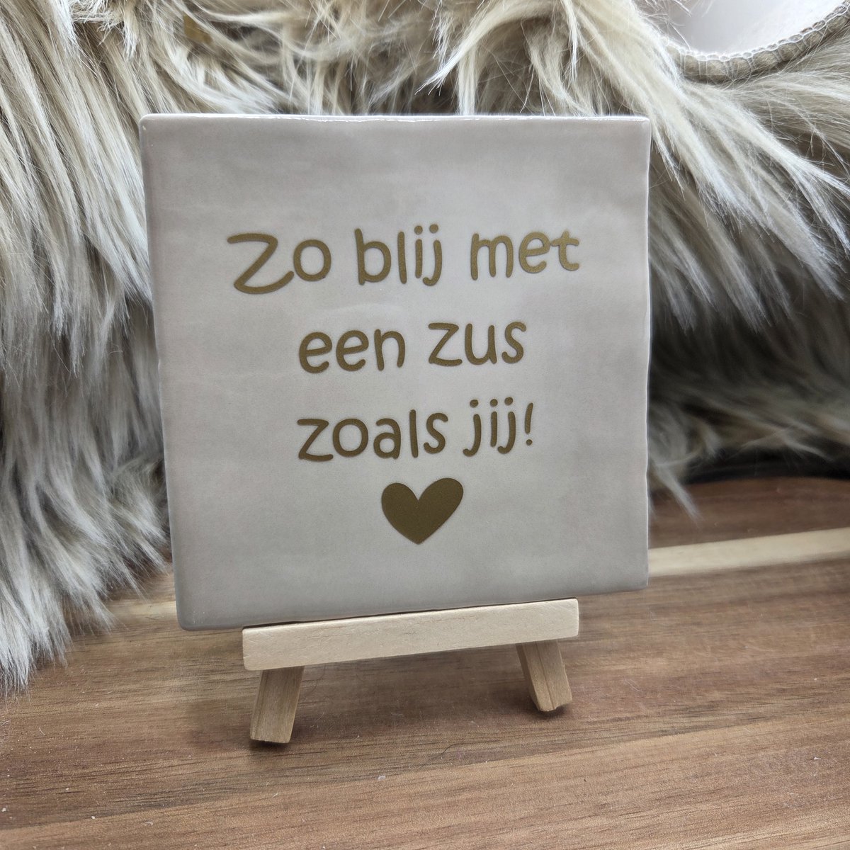 CreaCraft Robuust wenstegeltje: Zo blij met een zus zoals jij! - Tegeltje met tekst - Cadeau voor familie, zus of zomaar – Wenstegeltje - Brievenbuscadeau - CreaCraft - Vriendschap Beige/Goud