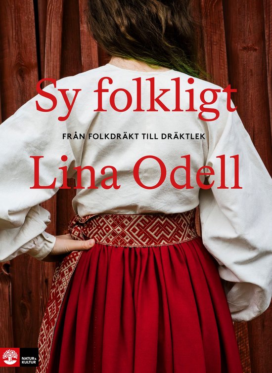 Achterkant van een persoon in traditionele Zweedse kleding met rode rok en geborduurde riem. Titel: Sy folkligt.