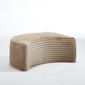 Bruine corduroy hocker met een gebogen vorm en verticale ribbels, op een witte achtergrond.