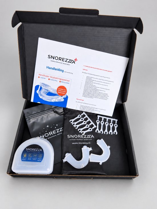 Inhoud van de Snorezza+ anti-snurkbeugel verpakkingsdoos: beugel, handleiding, opbergdoosje en accessoires.